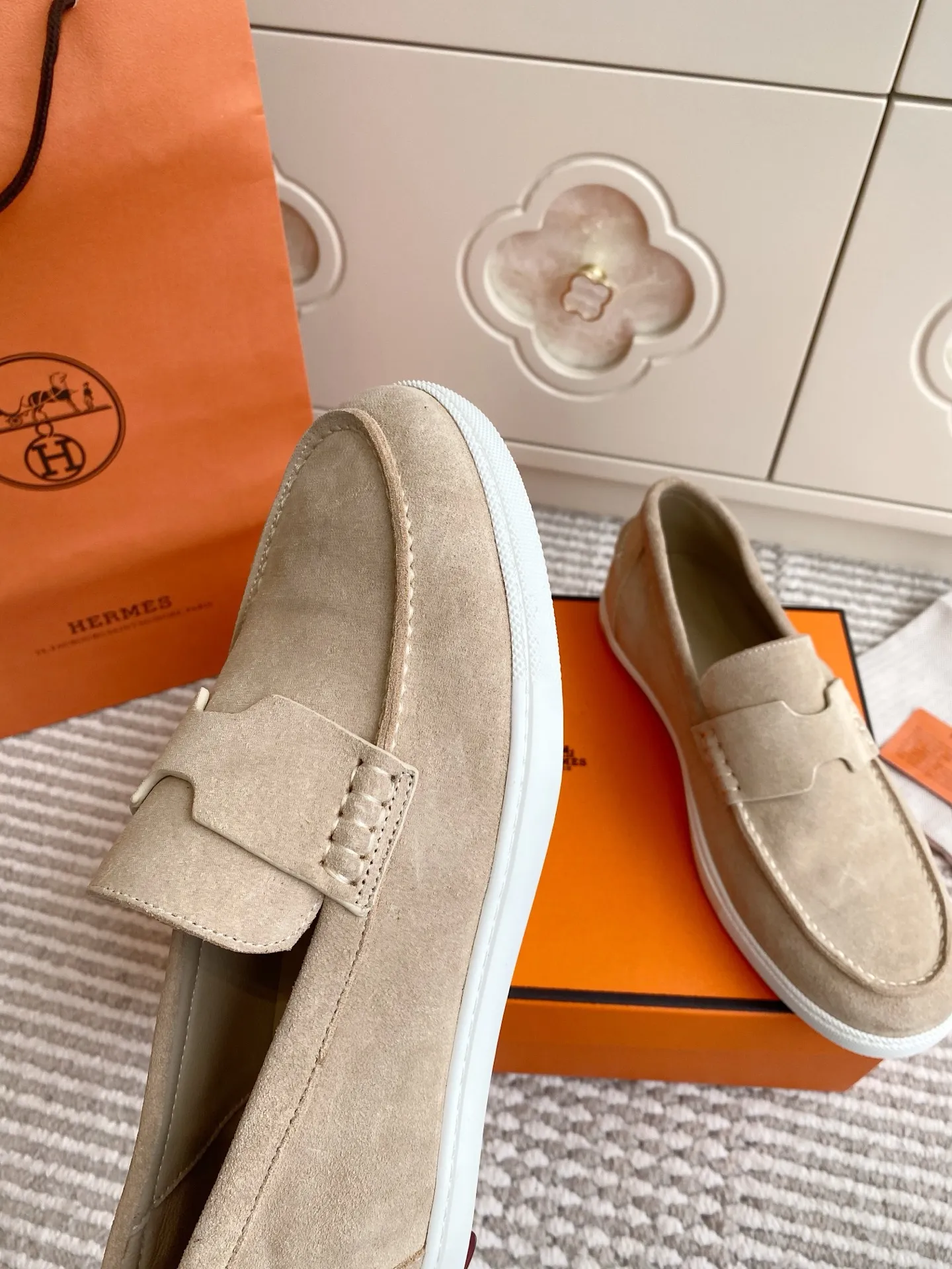 p560✨Hermes Couple Loafers｜Walking in the urban high-end, easily wearing Hermès temperament✨Who says luxury and comfort can’t have both?  This pair of H’s classic loafers really does it!  ▪️"Customized imported Yangjing fabric" is soft and delicate ▪️"Full sheepskin lining" + "soft-soled shoes" design. Your feet will be healed the moment you put them on~ It's like stepping on clouds☁️You won't feel tired after walking all day!  The iconic "H" buckle is low-key and luxurious. It is matched with a rubber outsole. It is lightweight and stylish. Whether you are commuting or shopping, you can easily achieve casual urban style🏙 Can be worn by couples. Full range of sizes, girls 35-41 | boys 39-45. Wear them together when going out. Sweet and high-end💑 Original mold opening. Details are in place. Those who understand will be attracted at a glance ️❤️ #Hermès loafers #coupleshoes #lightweight and versatile shoes